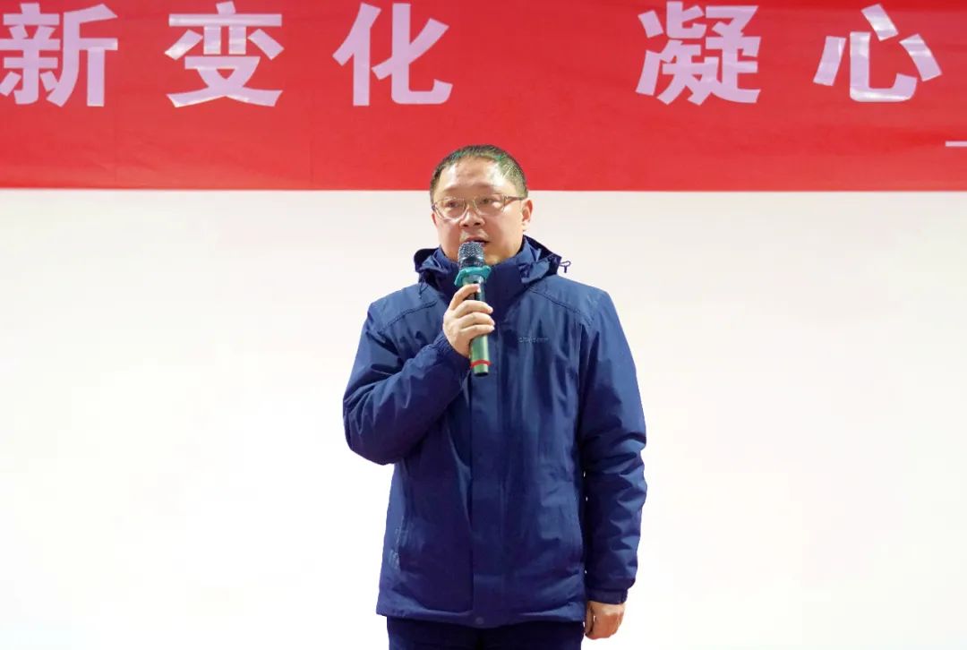 學校黨委書記王代彬宣布團建活動開始.jpg